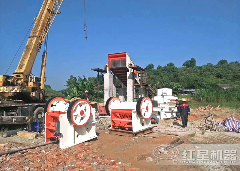顎式細(xì)碎機(jī)客戶安裝現(xiàn)場(chǎng) 顎式細(xì)碎機(jī)客戶安裝現(xiàn)場(chǎng)