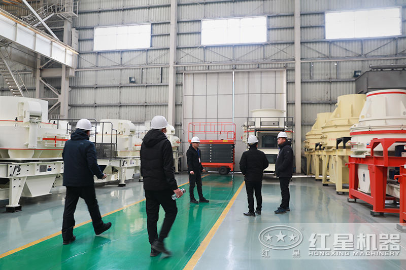 客戶在制砂機(jī)車間參觀，更多設(shè)備等你了解