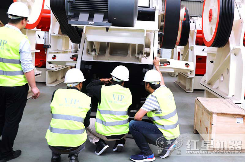 客戶來廠參觀破碎機 客戶來廠參觀破碎機