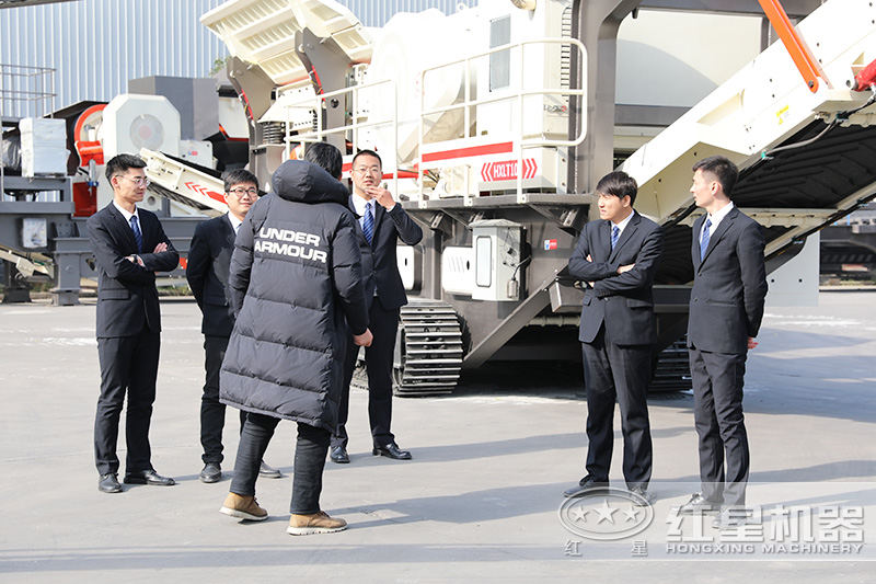客戶來廠參觀流動(dòng)粉碎機(jī)，專業(yè)團(tuán)隊(duì)一對(duì)一指導(dǎo)講解，現(xiàn)場(chǎng)演示