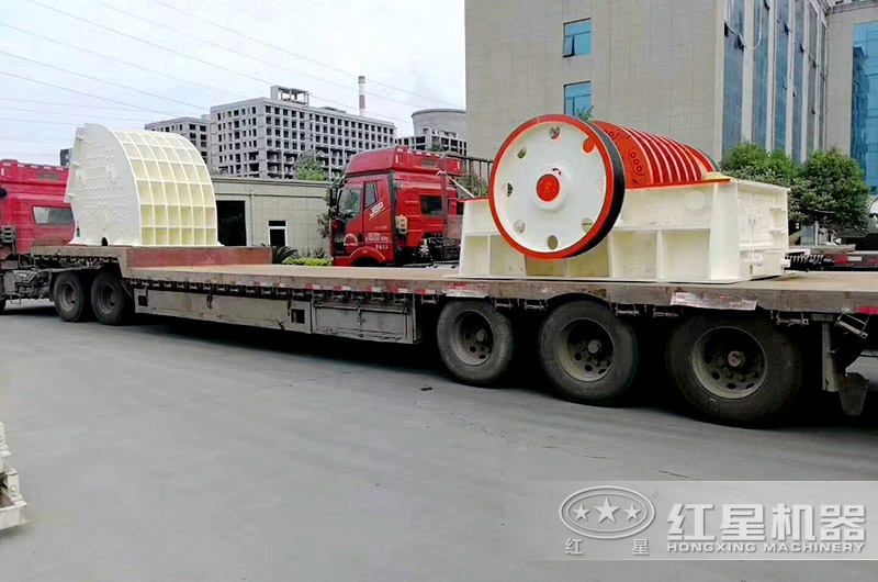 小型破碎機裝車完畢，等待發(fā)貨