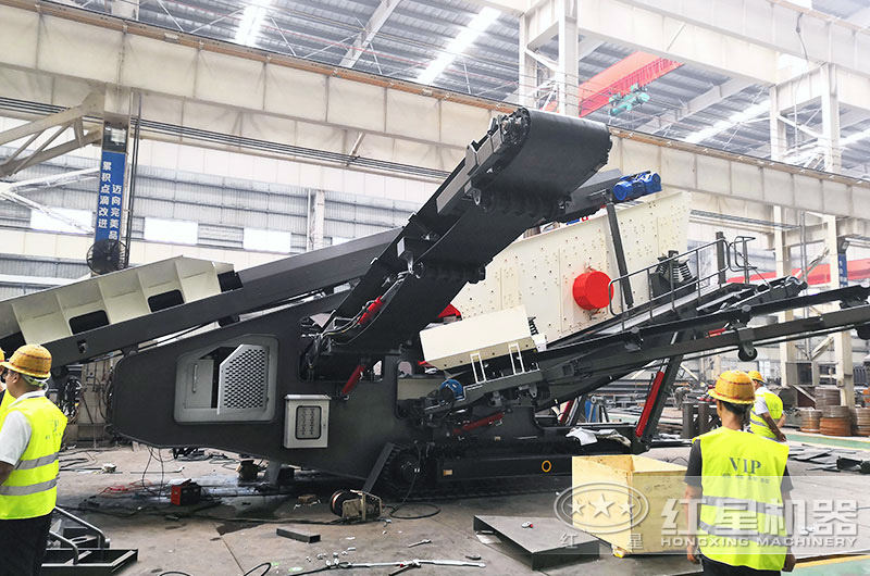 用戶來廠參觀履帶式小型流動破碎機 用戶來廠參觀履帶式小型流動破碎機