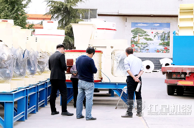 客戶到場參觀，工程師為其量身定制