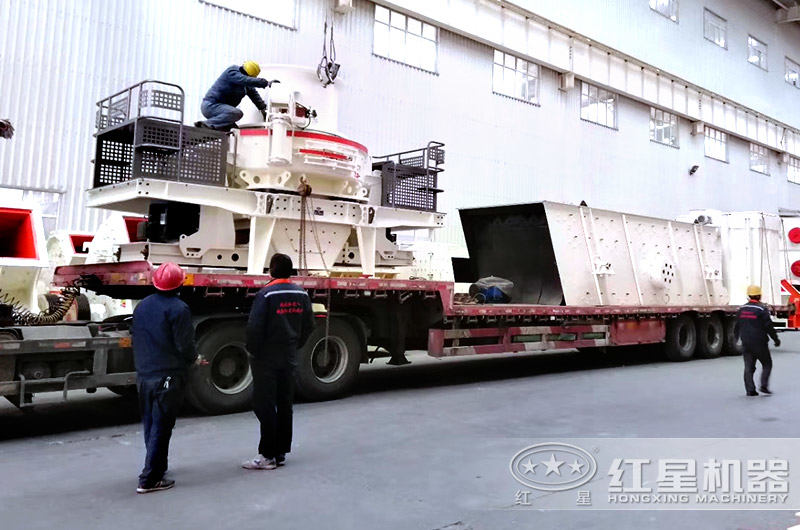 小型制砂機(jī)廠家專車運輸，發(fā)往客戶現(xiàn)場