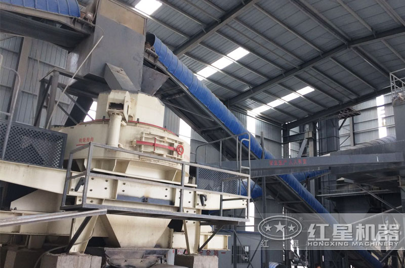 鵝卵石制砂機(jī)鞏義作業(yè)現(xiàn)場(chǎng)，密封作業(yè)更環(huán)保