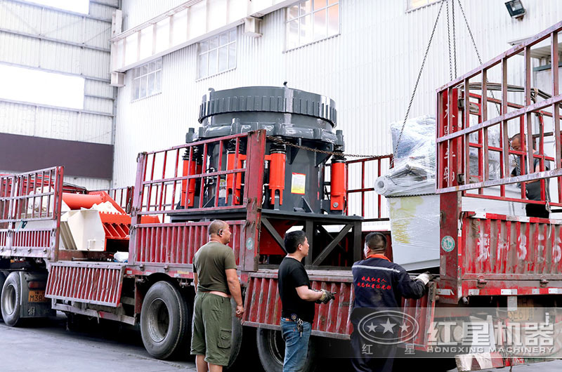 石頭破碎機(jī)裝車準(zhǔn)備發(fā)貨 石頭破碎機(jī)裝車準(zhǔn)備發(fā)貨