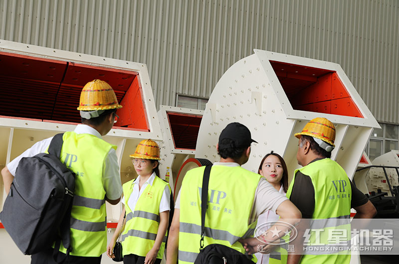 客戶來廠參觀錘破機(jī) 客戶來廠參觀錘破機(jī)