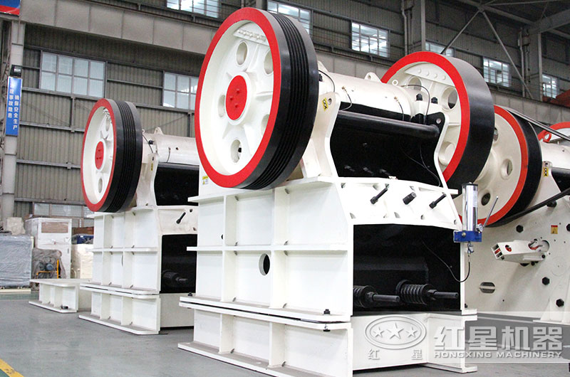 安山巖顎式破碎機(jī)圖片 安山巖顎式破碎機(jī)圖片