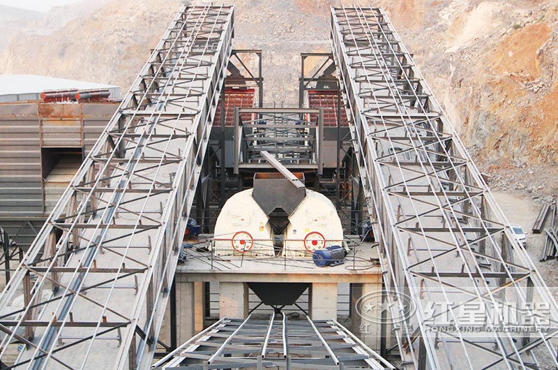 PCZ重錘式碎石機(jī)作業(yè)現(xiàn)場 PCZ重錘式碎石機(jī)作業(yè)現(xiàn)場