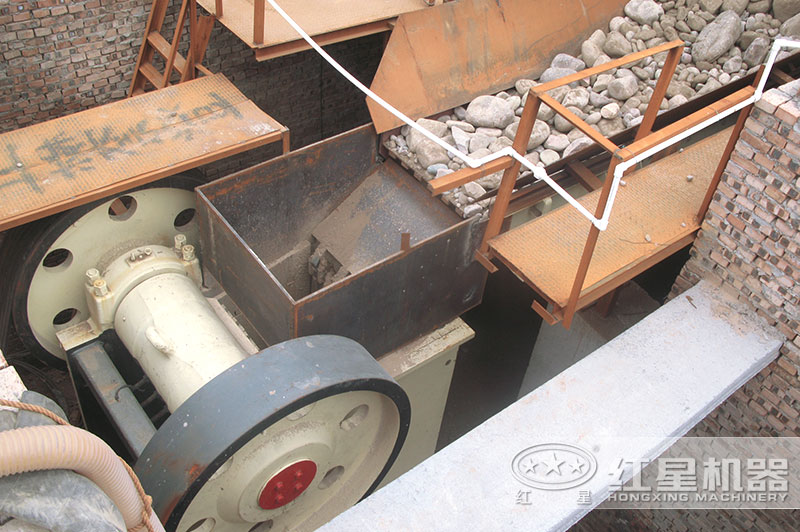 顎式破石機(jī)給料口細(xì)節(jié) 顎式破石機(jī)給料口細(xì)節(jié)