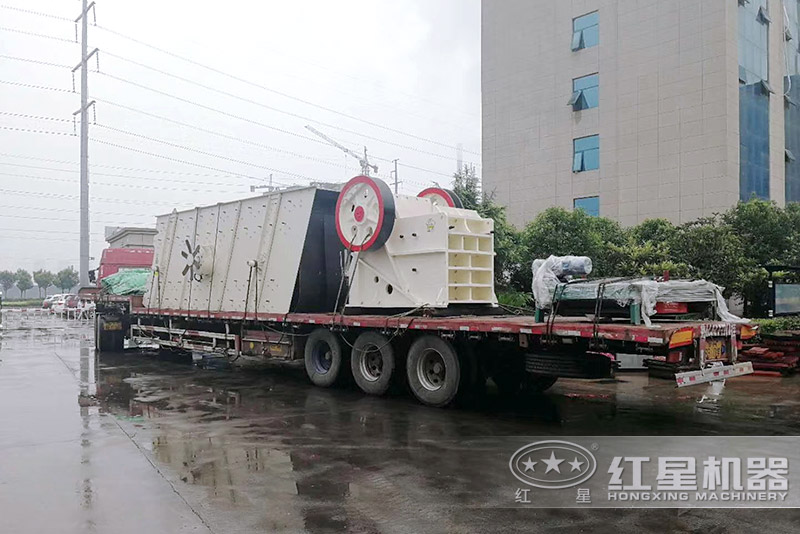 69顎式破碎機(jī)裝車發(fā)貨 69顎式破碎機(jī)裝車發(fā)貨