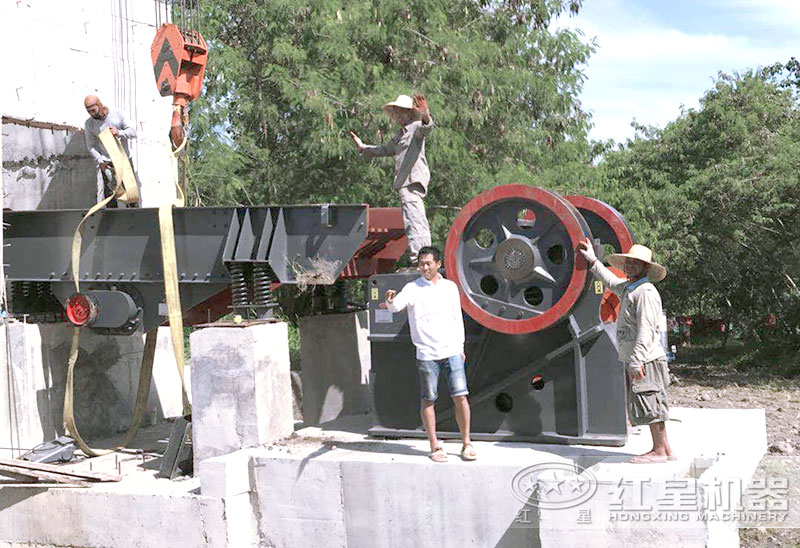 69顎式破碎機(jī)安裝現(xiàn)場(chǎng) 69顎式破碎機(jī)安裝現(xiàn)場(chǎng)