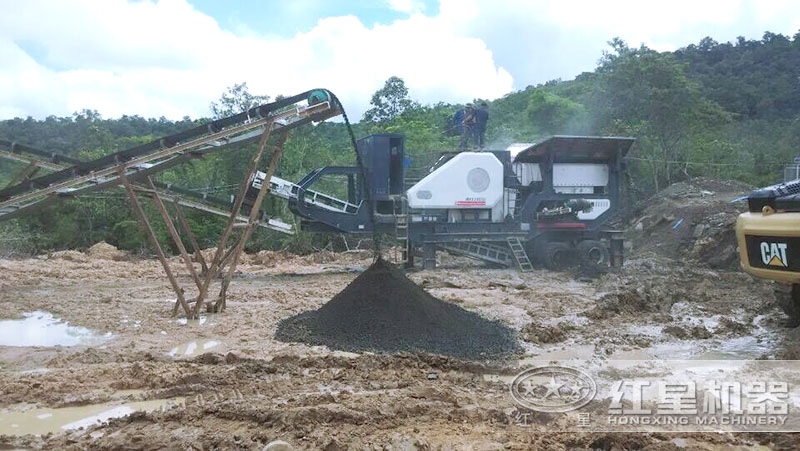 移動煤炭粉碎機(jī)作業(yè)現(xiàn)場 移動煤炭粉碎機(jī)作業(yè)現(xiàn)場